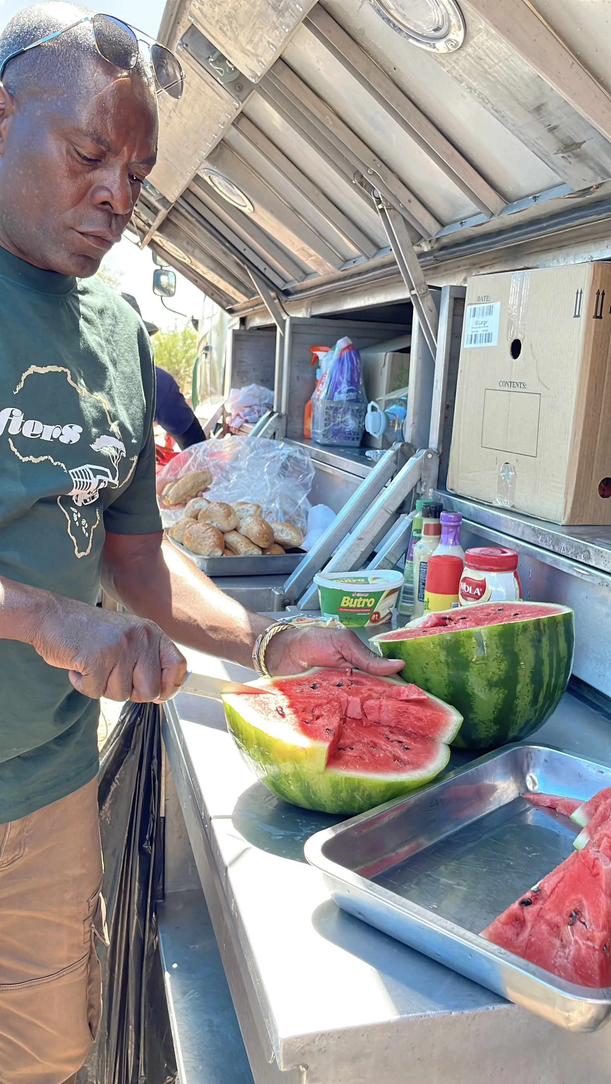 旅人在越野卡車旁準備路途餐食